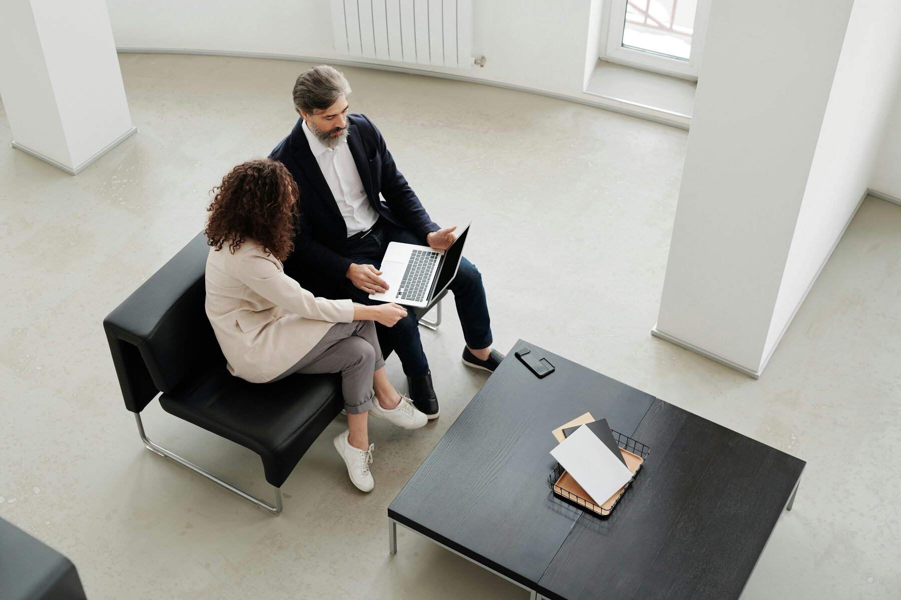 Reunión de consultoría y análisis entre profesionales en un entorno corporativo