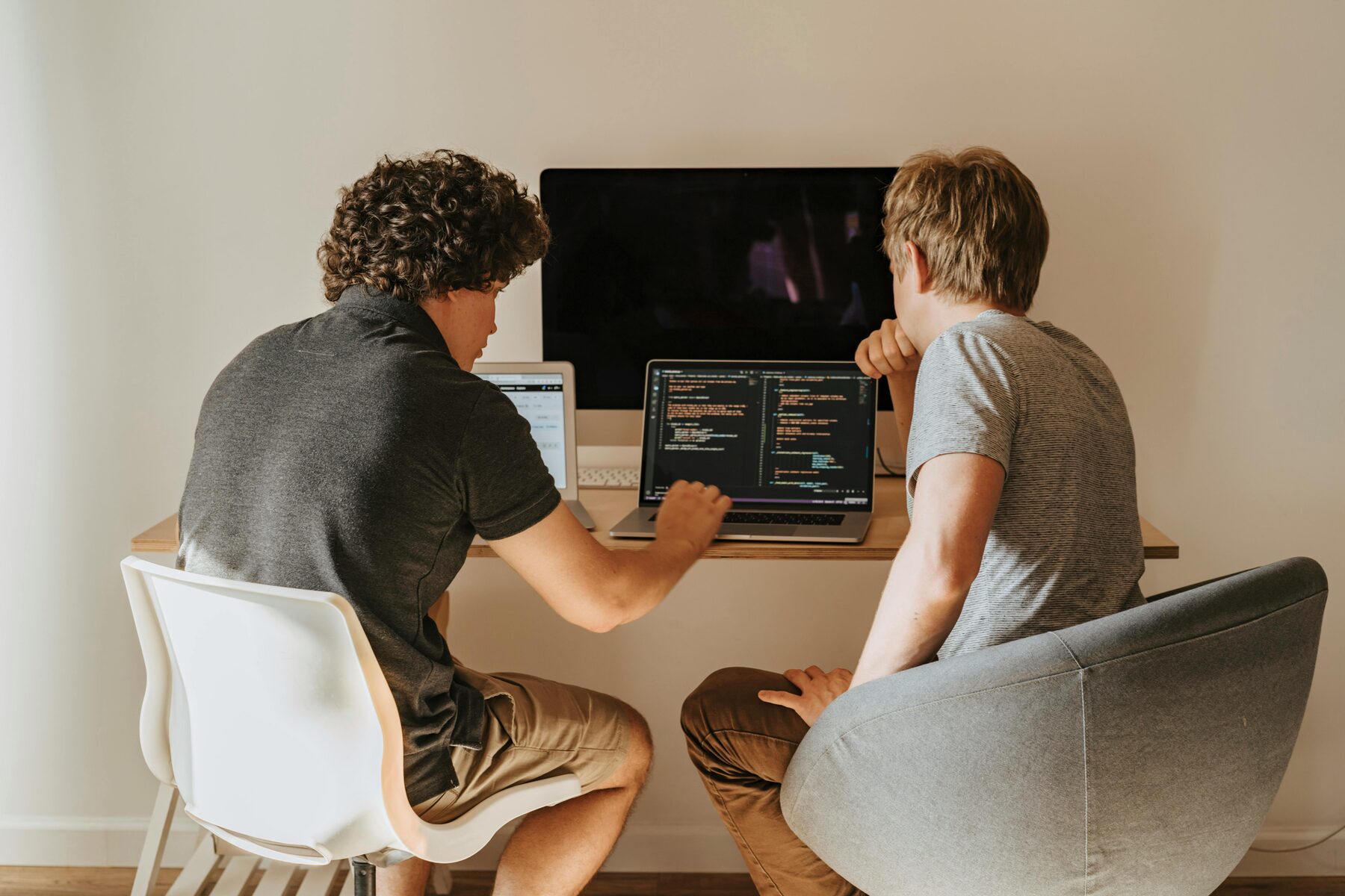 Desarrolladora trabajando sobre código en un entorno de software y validación técnica