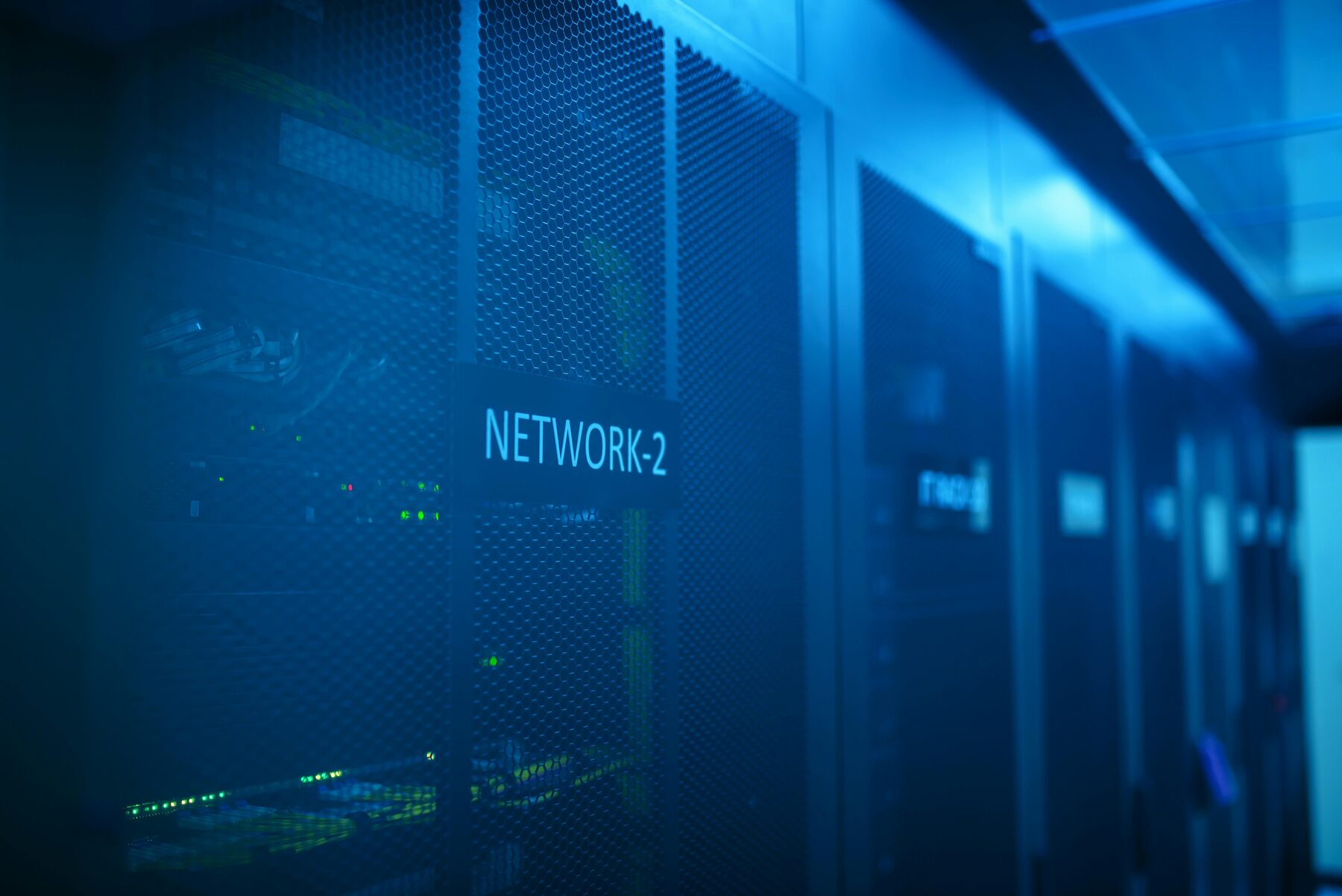 Técnico trabajando frente a racks y equipamiento de infraestructura tecnológica