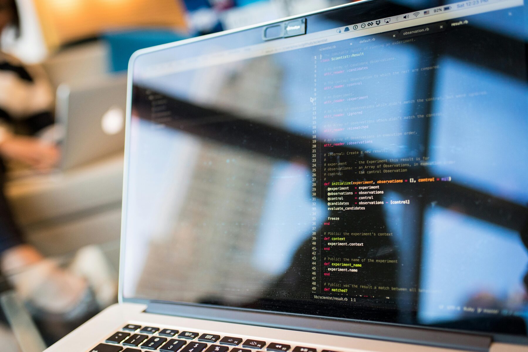 Pantalla con código y entorno de desarrollo asociado a revisión de seguridad de aplicaciones web